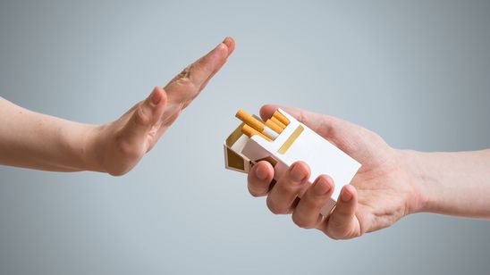 Hand lehnt deutlich die angebotenen Zigaretten ab