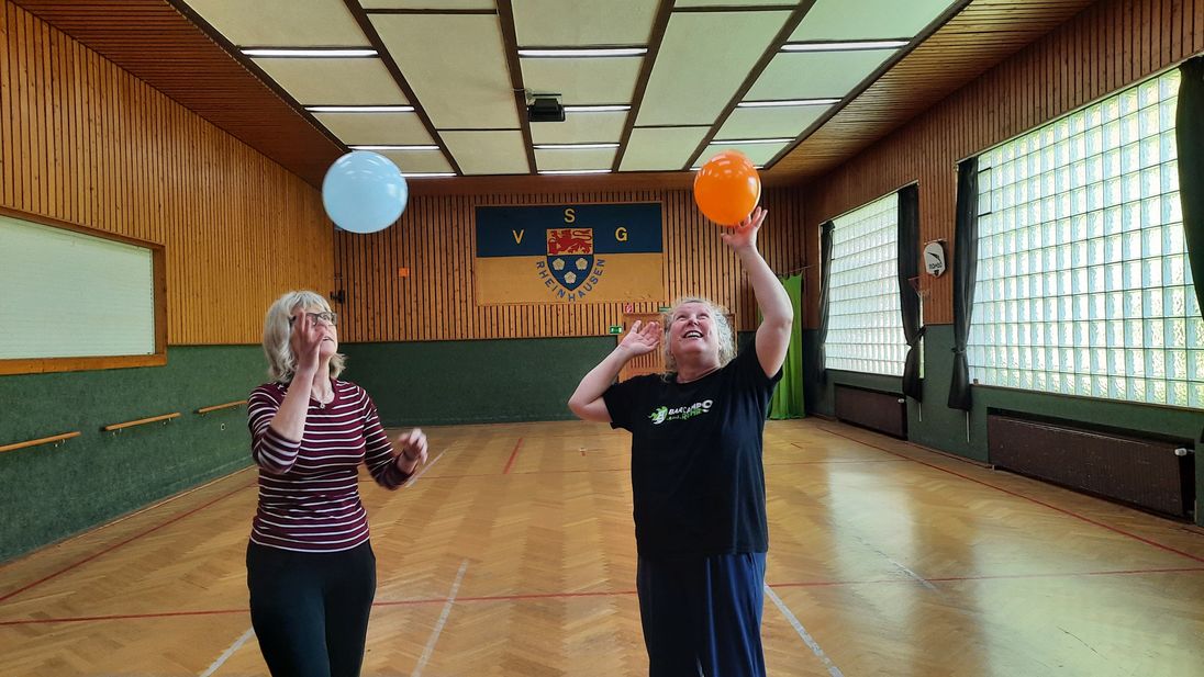 Trainerin Birgit Janßen und Teilnehmerin Andrea trainieren mit Luftballons